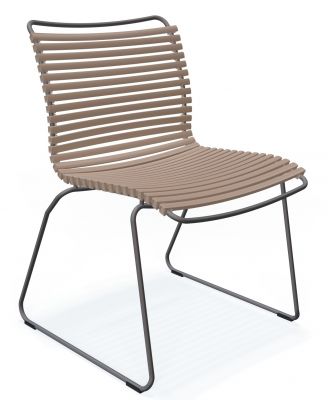 Click Dining Stuhl ohne Armlehne von Houe, Outdoor-Stuhl mit Lamellen in Taupe und dunklem Metallgestell.